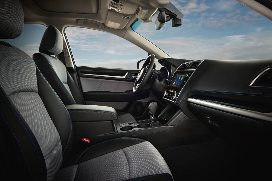 Интерьер Subaru Legacy 3.6R 2017 года  (NA) (фото 5 из 13)